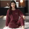 Nuevo conjunto de pijama de franela con cuello redondo, de corte holgado, con un lindo diseño de dibujos animados y un estilo sencillo, perfecto para el calor del invierno y se puede usar como ropa de estar por casa.