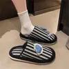 Pantuflas mullidas a rayas de moda para mujer, nueva colección otoño/invierno 2026, adecuadas para usar en interiores y exteriores, cálidas, antideslizantes y con adorables diseños de dibujos animados