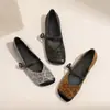 Sapatos femininos com estampa de leopardo estilo francês, novos para o outono de 2026, sapatos Mary Jane vintage de bico quadrado com uma única tira de fivela e salto baixo de couro macio