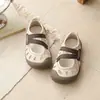 Sapatos infantis estilosos, fofos e peculiares com estrutura vazada 2026 primavera/verão versão coreana retrô para dedão do pé, sandálias esportivas versáteis para meninos e meninas
