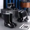 Botas de lluvia para hombre, venta al por mayor, zapatos de protección laboral, zapatos antideslizantes impermeables, botas de lluvia, zapatos altos de goma, botas de agua, zapatos de agua con terciopelo de algodón, resistentes a ácidos y álcalis.