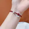 Pulsera con Colgante Pequeño para Mujer, Simbolizando Paz y Alegría, Pulsera de Hilo Rojo Tejido a Mano, Joyería de Diseño para Niñas, Mayoreo