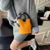 Bolso de Mano para el Trabajo 2025 Nuevo Estilo Bolso Cubo Simple y de Moda Bolso de Hombro Versátil Bolso de Atmósfera de Alta Gama para Mujer