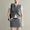 Essencial para Camadas: Colete Cardigan de Tricô Minimalista Versátil, Macio, Delicado e Amigo da Pele com Zíper Duplo