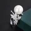 Nuevo Conjunto de Collar con Colgante, Pendientes y Anillo Elegantes para Mujer Estilo Retro Mariposa Perla Blanca Europeo y Americano 2023