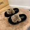 Chinelos de algodão com fivela de couro, pelúcia, para uso externo, 2026, de uma tira, moda outono e inverno, chinelos fofos para mulheres, sola grossa, novo estilo, bico aberto