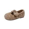 Sapatos de Algodão com Bolinhas e Laço para Meninas 2026 Novidade Outono/Inverno Com Pelúcia Quente Sapatos de Chão para Interior Sapatos Peludos para Bebês e Crianças Pequenas