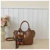Diseño de Nicho Bolso Bandolera Retro Tipo Cubeta Bolso para Mujer 2025 Nuevo Bolso de Mano de Alta Gama para el Trabajo Bolso Cruzado Estilo Extranjero