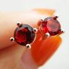 Fábrica Xingheng personalizado oro rosa plateado y plata pin de oreja simple artístico gema de Cristal Rojo aretes de botón de diamante de cuatro garras