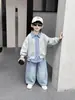 Conjunto de Ropa de Otoño para Niños 2026 Nuevo Estilo Chaqueta Falsa de Dos Piezas para Niños Jeans Handsome Conjunto Casual de Dos Piezas