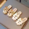 Pantuflas para niños, nuevo estilo de verano, sandalias con diseño de lazo calado y punta cerrada, estilo coreano, a la moda, antideslizantes, suela suave, adecuadas para niños medianos y grandes.