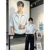 Camisa de Manga Corta Rayada Azul Falsa de Dos Piezas para Hombre 2026 Verano Nueva Fresca con Cuello en V Tendencia Camiseta de Media Manga Top para Hombre