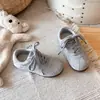 Zapatos Forrest Gump de suela blanda para niñas, nueva colección primavera/verano 2026, zapatos casuales de moda y versátiles para niños, zapatillas de entrenamiento alemanas de suela blanda para niños mayores