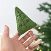 A nova decoração de Natal transfronteiriça da NUCHI é um enfeite de mini árvore de Natal em feltro de lã para exibição em mesa, um presente de Natal