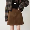 Mini Falda de Suede Peluche de Cintura Alta Color Caqui para Mujer Otoño Invierno Figura Petite Antiexposición Ajustada al Cuerpo Falda Corta Falda Línea A A14633