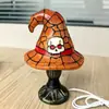 Lámpara de Mesa Sombrero de Bruja Artesanal Tiffany de Halloween Lámpara de Mesita de Noche Patchwork de Vidrio de Colores Retro Adorno de Atmósfera Festiva