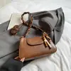 Otoño e Invierno 2025 Diseño de Nicho Color Contrastante Nuevo Bolso de Moda para Mujer Estilo Retro Bolso de Axila Bolso Personalizado de Hombro en Forma de Media Luna