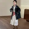 Jaqueta de Couro para Meninas Primavera e Outono Nova Roupa Infantil Elegante Casaco Reversível Xadrez de Comprimento Médio para Meninas Tendência Infantil