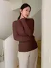Camiseta simples de manga longa com gola semi-alta para mulheres, um estilo básico de outono/inverno, versátil como peça para sobreposição, com um visual relaxado e casual, e cor sólida