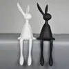 Adornos de conejo blanco y negro lindos con orejas largas modelo habitación sala de estar al lado del mueble de TV mueble de vino estantería decoraciones-