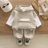 Conjunto Deportivo para Bebé Niño Primavera y Otoño 2026 Nuevo Casual con Bolsillo Grande Sudadera Conjunto de Tres Piezas Venta Directa de Fábrica