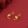 Brincos de amor de golfinho de ouro de areia vietnamita para mulheres Brincos de design banhados a ouro de latão Brincos de gancho curvos como um presente para sua namorada