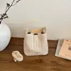 Bolso de paja tipo cubo nuevo estilo vacación de verano en la playa 2026, con un fresco diseño de patchwork en colores contrastantes y una textura tejida simple, un bolso para mujer