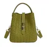 Bolsa de ombro única de couro trançado estilosa de designer, transversal, moderna, simples, para o dia a dia, outono 2025, feminina, bolsa tipo balde