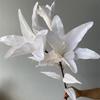 [Material de flor blanca] Arreglo floral de hortensia, rosa, flor de pasto escarchado con decoración de material de hoja de niebla de techo de pasto, flor de simulación para boda