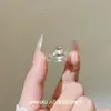 Anel Versátil para Uso Diário Criativo de Alta Qualidade com Design de Nicho Minimalista Exquisito, em Forma de Coração com Diamante Redondo, Estilo Francês de Luxo Leve