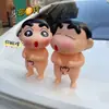 Nuevo Lápiz de Orinar Shin-Chan Trasero Desnudo Muñeco de Cola de Coche Colgante de Coche Decoración Adorno de Muñeco de Maletero