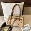 Bolsa de ombro retrô, minimalista e moderna de bolinhas para mulheres, perfeita para o outono, uma opção única e estilosa para o dia a dia, uma bolsa de mão de alta qualidade e versátil