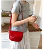 Bolsa Pequena de Design Nicho 2025 Verão Nova Moda Versátil Bolsa Transversal Bolsa Selim Simples e Sofisticada de Axila