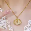 Cadena de Clavícula Dorada Entrelazada para Mujer, Gama Alta, Lujo Ligero, Versátil, Elegante, Retro, Nuevos Pendientes Populares 2026