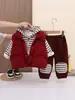 Conjunto de Invierno Grueso de Tres Piezas para Niños: Chaleco a Rayas y Traje de Manga Larga, Moda Coreana Elegante Conjunto de Invierno para Bebé