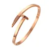 Suministro Transfronterizo Pulseras de Uñas con Patrón de Cruz Estilo Europeo y Americano Pulseras Sencillas de Acero Inoxidable Incrustadas con Diamantes Estilo Europeo y Americano Venta al por Mayor en Varios Estilos