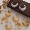 Un viento frío Europa y Estados Unidos transfronterizo caliente cruz diamante enrejado forma de C aretes acero de titanio chapado en oro moderno joyería para el oído F009