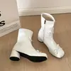 Botas pretas retrô versáteis de salto grosso para mulheres, novo modelo outono 2026, que aumentam a altura para mulheres baixinhas, botas curtas de ajuste justo para usar com saias