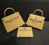 Mini Bolsa Kelly em Amarelo Frango Couro Genuíno para Mulheres, Bolsa Versátil com um Novo Toque de Luxo, Bolsa de Mão, Ombro e Transversal, Atacado do Fabricante