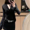 Vestido Preto de Outono Sexy Estilo Maduro com Decote em V Franzido e Mangas Longas com Toque de Luxo, Slim-Fit com Detalhes de Fita e Saia Curta Bodycon