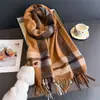 Bufanda Chal Versátil de Alto Gama Retro Británico de Cachemira Sintética para Otoño/Invierno, Protección contra el Frío, Cálida para Viajes, Bufanda de Cuadros con Borlas