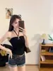 3106 # Estilo novo de verão, top halter moderno com adornos metálicos e design patchwork, apresentando silhueta ajustada, alças fixas e bojos embutidos