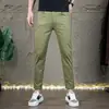 Calça casual branca da moda para homens, novidade primavera-verão 2026, corte slim, elástica, moda casual, calça cropped masculina