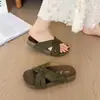 Sandalias planas para mujer para uso exterior, nuevo modelo verano 2026, extremadamente elegantes, adecuadas para combinar con faldas, cómodas para los pies, sandalias de playa de suela blanda