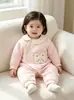 Nuevo mameluco de otoño e invierno para bebé niña, con cierre lateral, cuello estilo recién nacido y un lindo estampado de conejito, proporcionando calidez y comodidad para gatear.