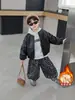 Ropa de Invierno para Niños con Bolsillos de Terciopelo Plus Chaqueta de Cuero Conjunto de Tres Piezas Estilo Coreano Ropa de Una Pieza con Sudadera de Terciopelo para Niños Ropa Guapa para Bebé