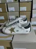 Fotos Reales en Stock de Tenis con Estampado de Estrellas Desgastados para Mujer, Tenis Casuales Versátiles de Moda con Aumento Oculto de Altura, Tenis Blancos de Piel de Vaca Desgastados, Versátiles