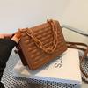 Bolso de hombro cruzado de cadena de verano 2023, bolso cuadrado pequeño de indentación a la moda, bolso de mano simple con hilo de bordado acanalado