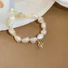 Pulsera de Perlas de Agua Dulce con Broche en Forma de T de Abeja Microincrustada de Circonita Estilo Francés, Pulsera de Lujo Ligero de Gama Alta, Accesorio de Mano Moderno y Elegante