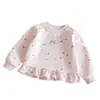 Bonita sudadera para bebés niñas, nueva colección primavera/otoño 2026, con un diseño de patrón de corazón, estilo coreano y un lindo dobladillo con volantes.